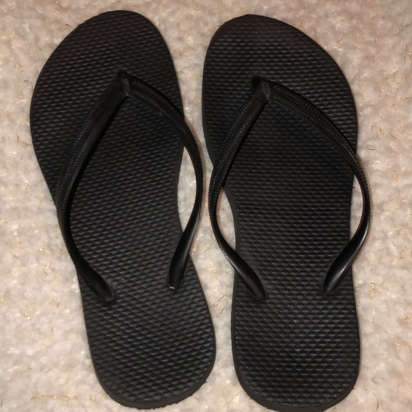 black old navy flip flops